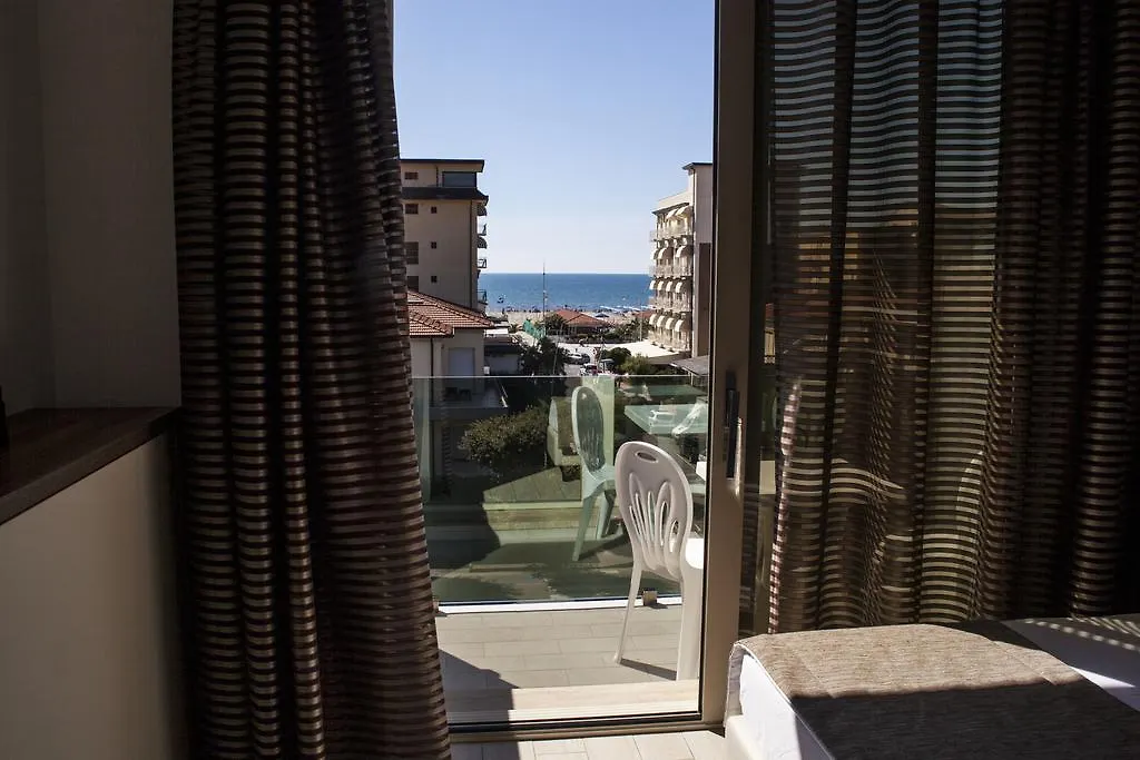 Hotel Pineta Mare Lido di Camaiore 3*,