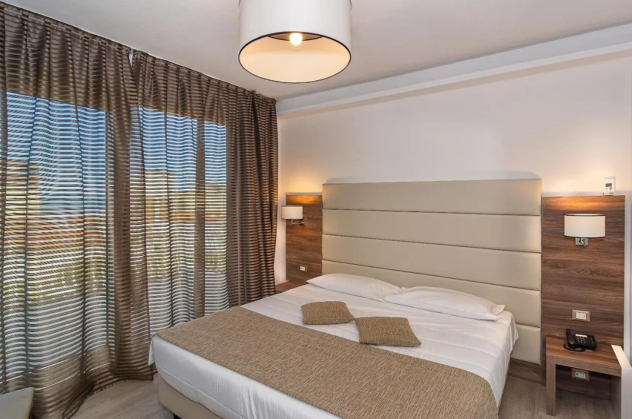 Hotel Pineta Mare Lido di Camaiore 3*,